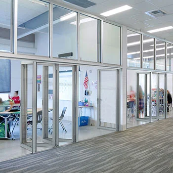 Geopende glazen vouwwand Ecoline Flexa in een school