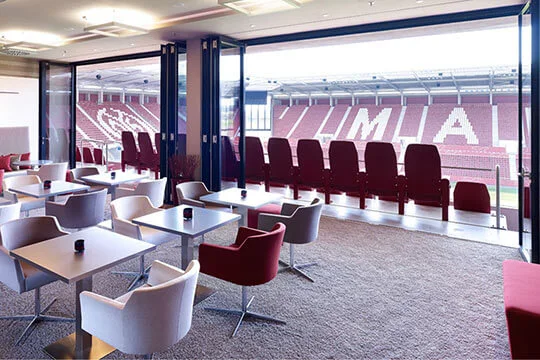 Een glazen skybox met zitplaatsen in het voetbalstadion van 1. FSV Mainz