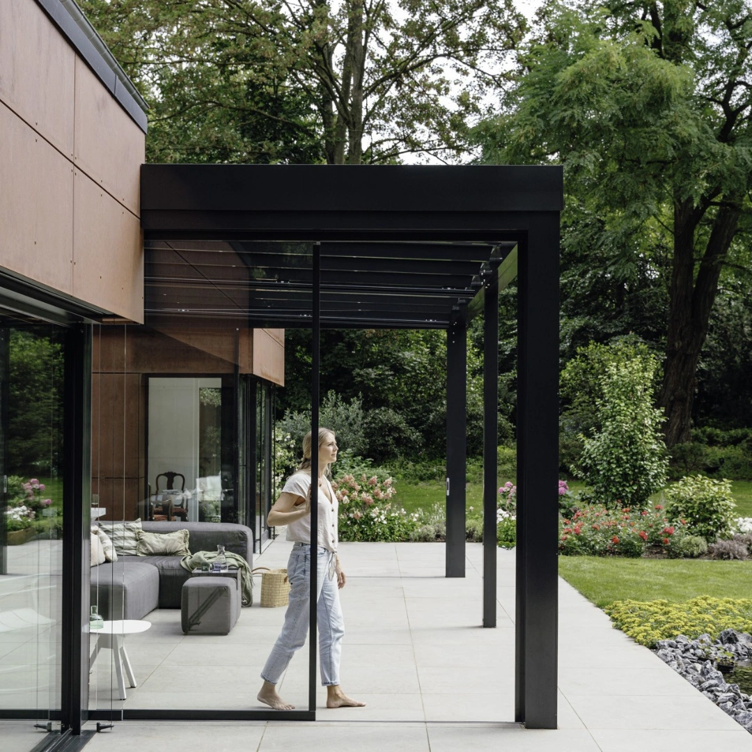 Elegant hagestue i aluminium med glasstak