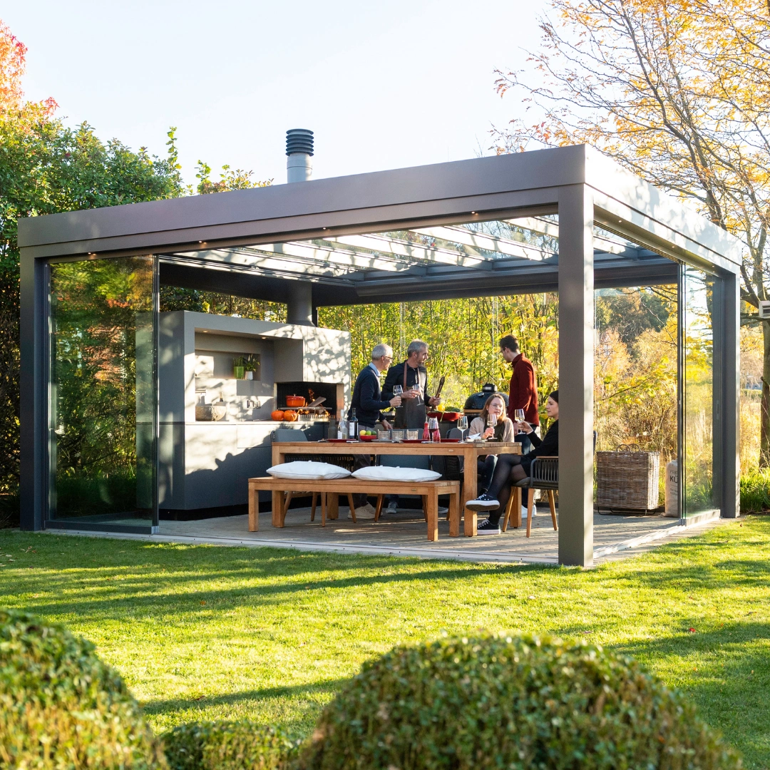 Elegant uterum i aluminium med glastak och skjutdörrar.