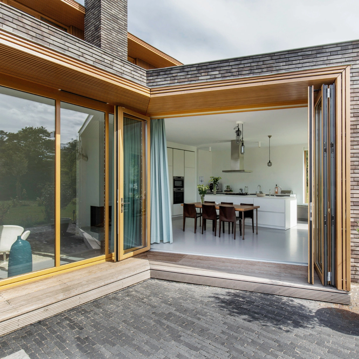 Foldedøre i træ smuk og fleksibel overgang