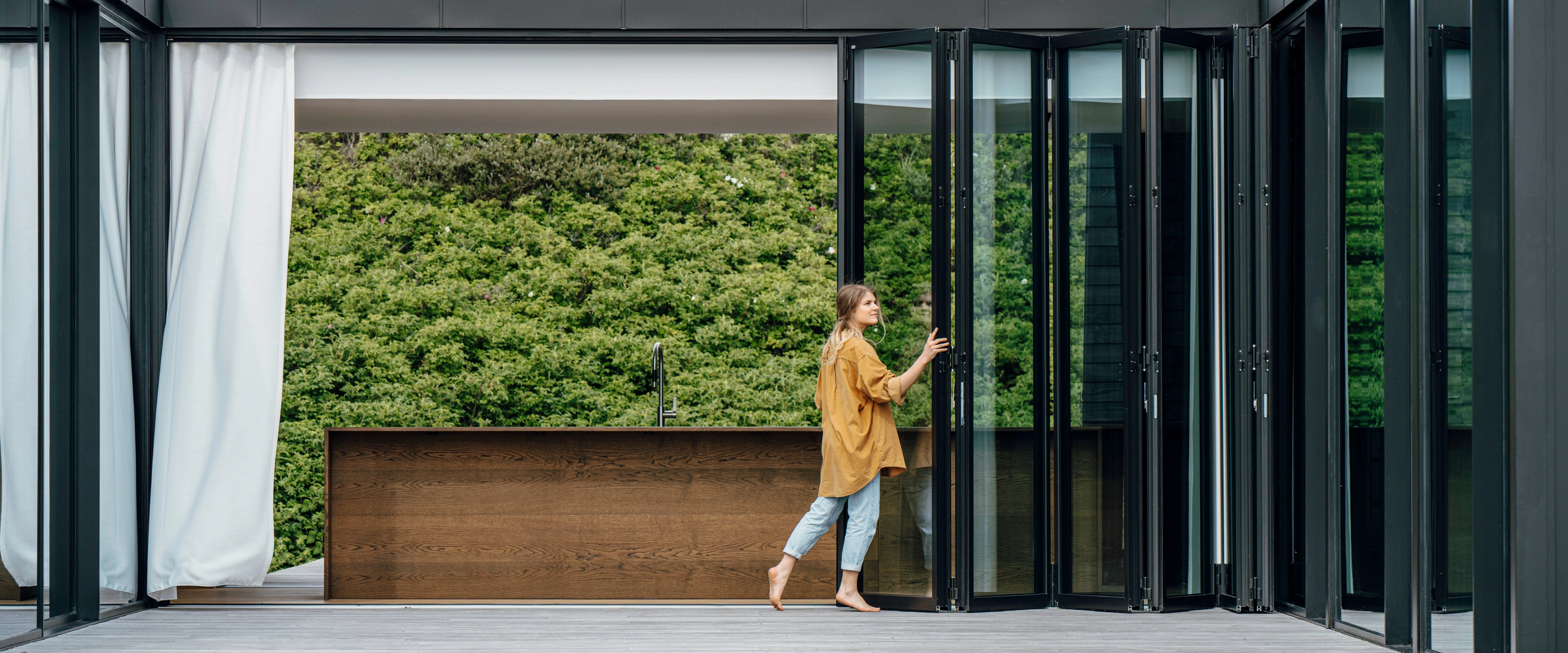 Foldedør til terrasse skaber en smuk og fleksibel overgang mellem ude og inde