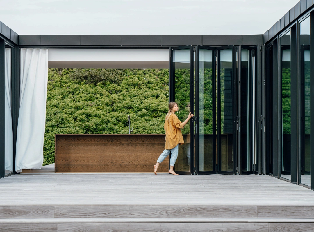 Foldedør til terrasse skaber en smuk og fleksibel overgang mellem ude og inde