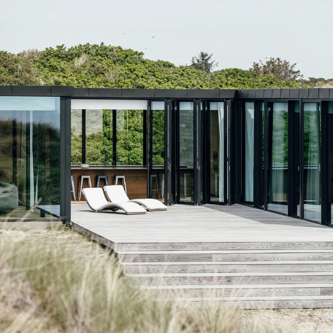Foldedør til terrasse skaber en smuk og fleksibel overgang fra inde og ude i sommerhus