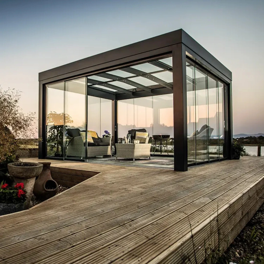 Fritstående udestue med fladt tag på en balkon. 