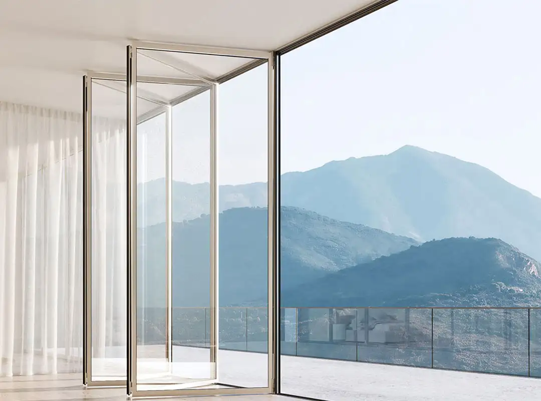 Geoeffnete Glas-Faltwand mit Blick auf die Berge
