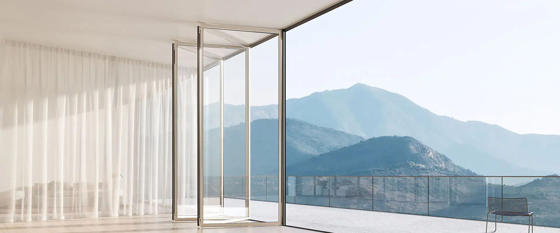 Geoeffnete Glas-Faltwand mit Blick auf die Berge