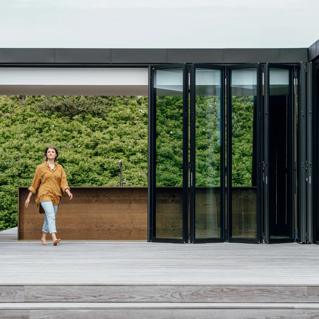 Glasvikdörrar skapar en vacker och flexibel övergång mellan inomhus och utomhus.