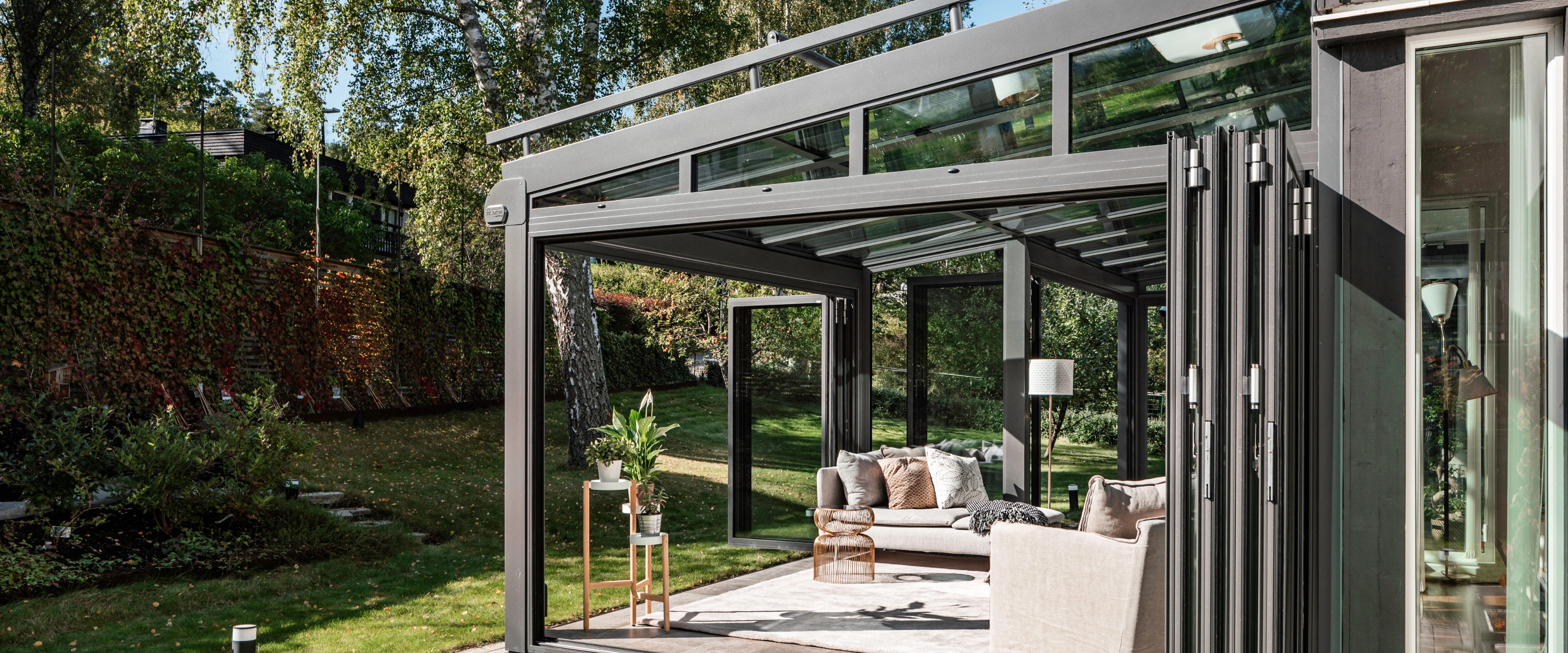 Elegant vinterhave, med udsigt til haven, fra Solarlux