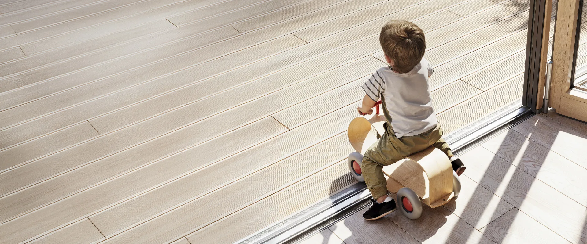 Minimal-Bodenschiene Übergang Wohnraum Terrasse