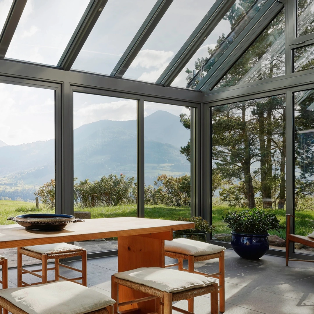 Isolerad vinterträdgård med glastak erbjuder utsikt året runt.