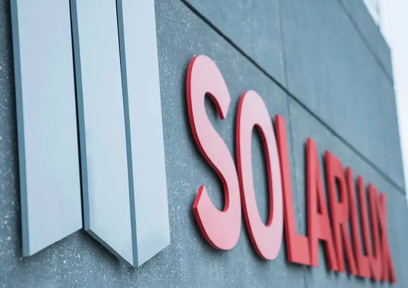 Solarlux-logo på en stenvæg