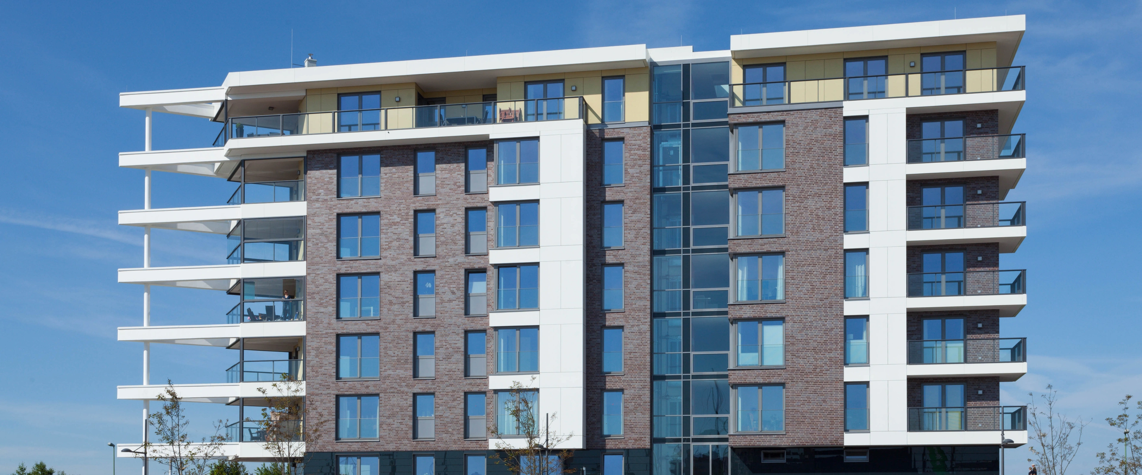 Kuldebroer i facade og glasfacader