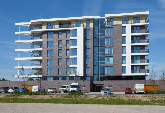 Kuldebroer i facade og glasfacader