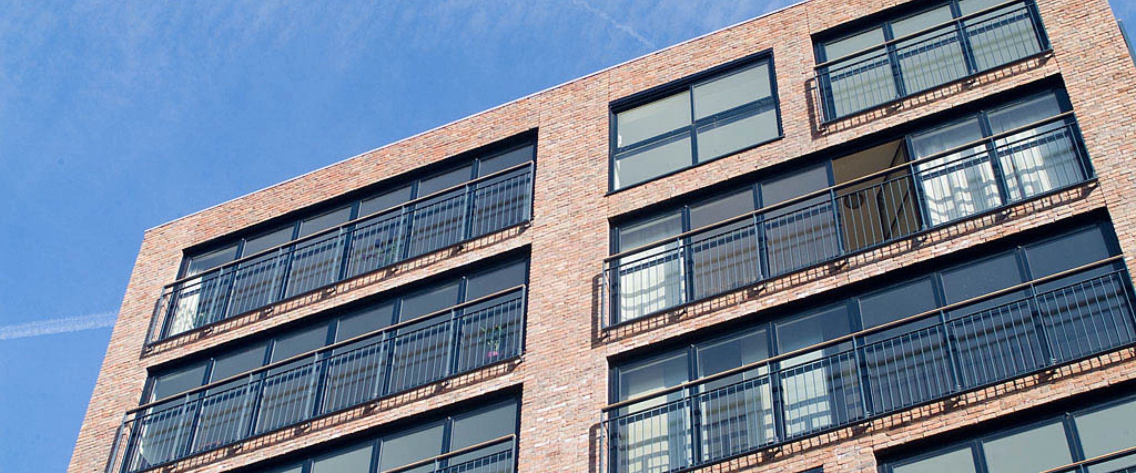 Kuldebroer i facade og glasfacader