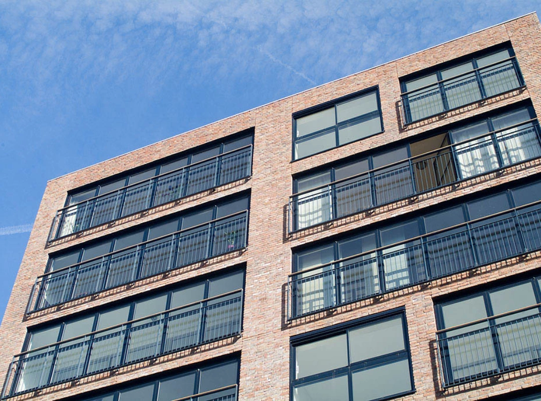 Kuldebroer i facade og glasfacader