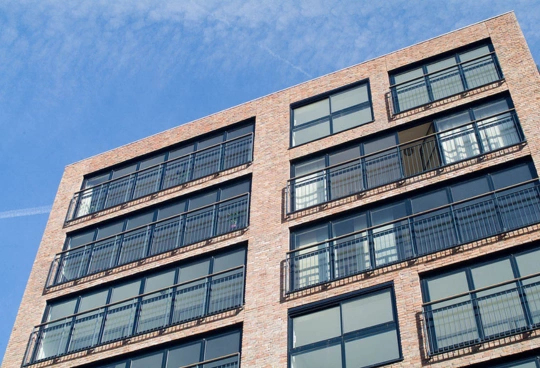 Kuldebroer i facade og glasfacader