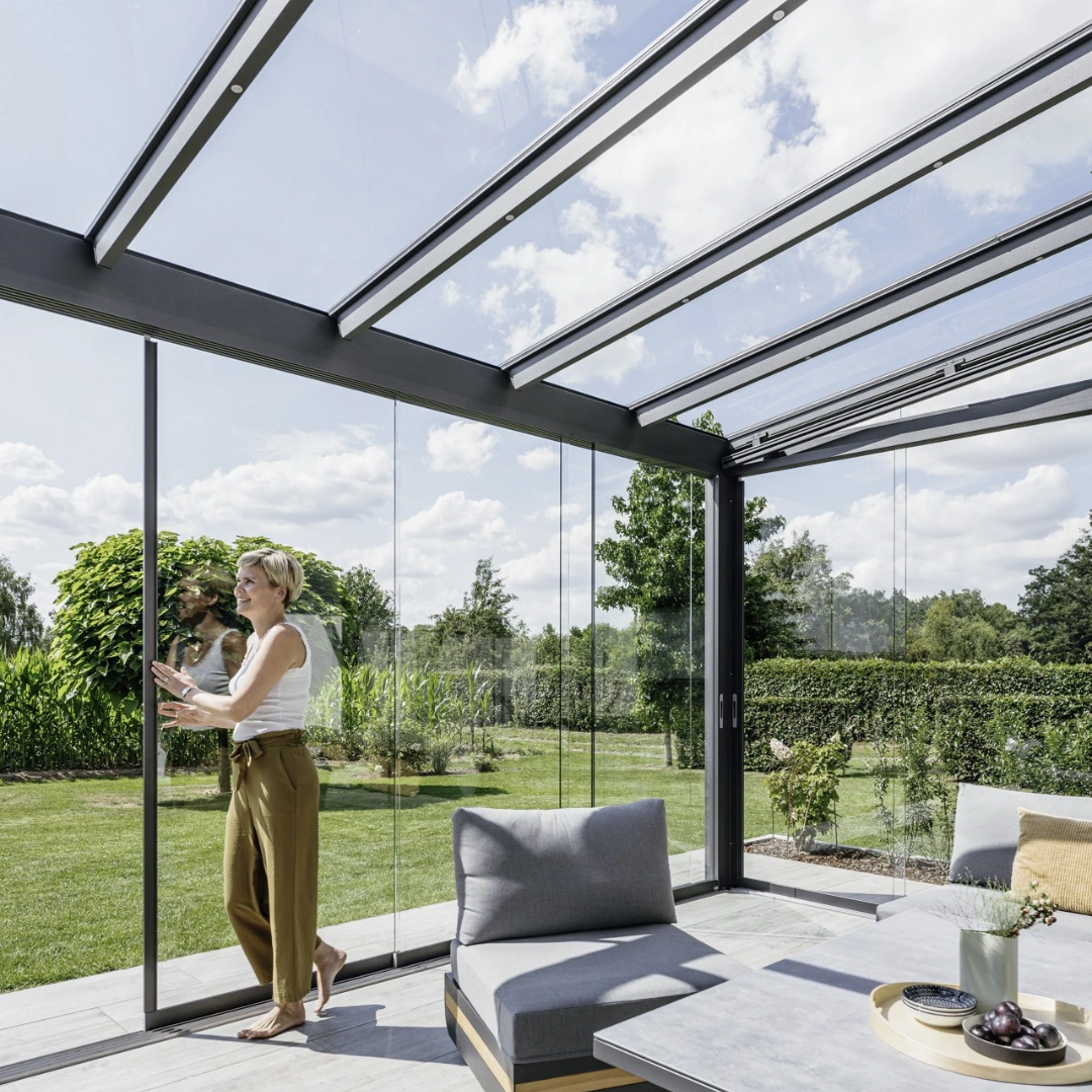 Kvinde der lukker skydedøren på sin udestue