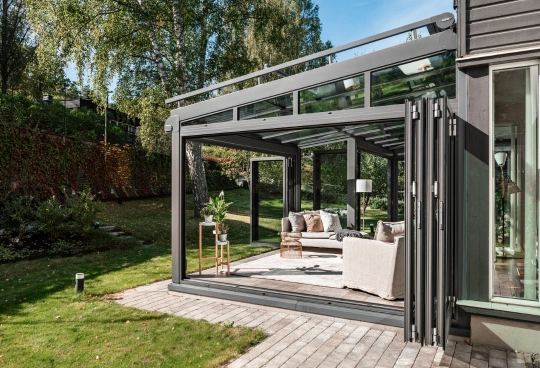 Elegant udestue i aluminium, med udsigt til haven, fra Solarlux