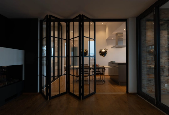 New Yorker skillevæg i glas og aluminium i et åbent kontorlandskab. 