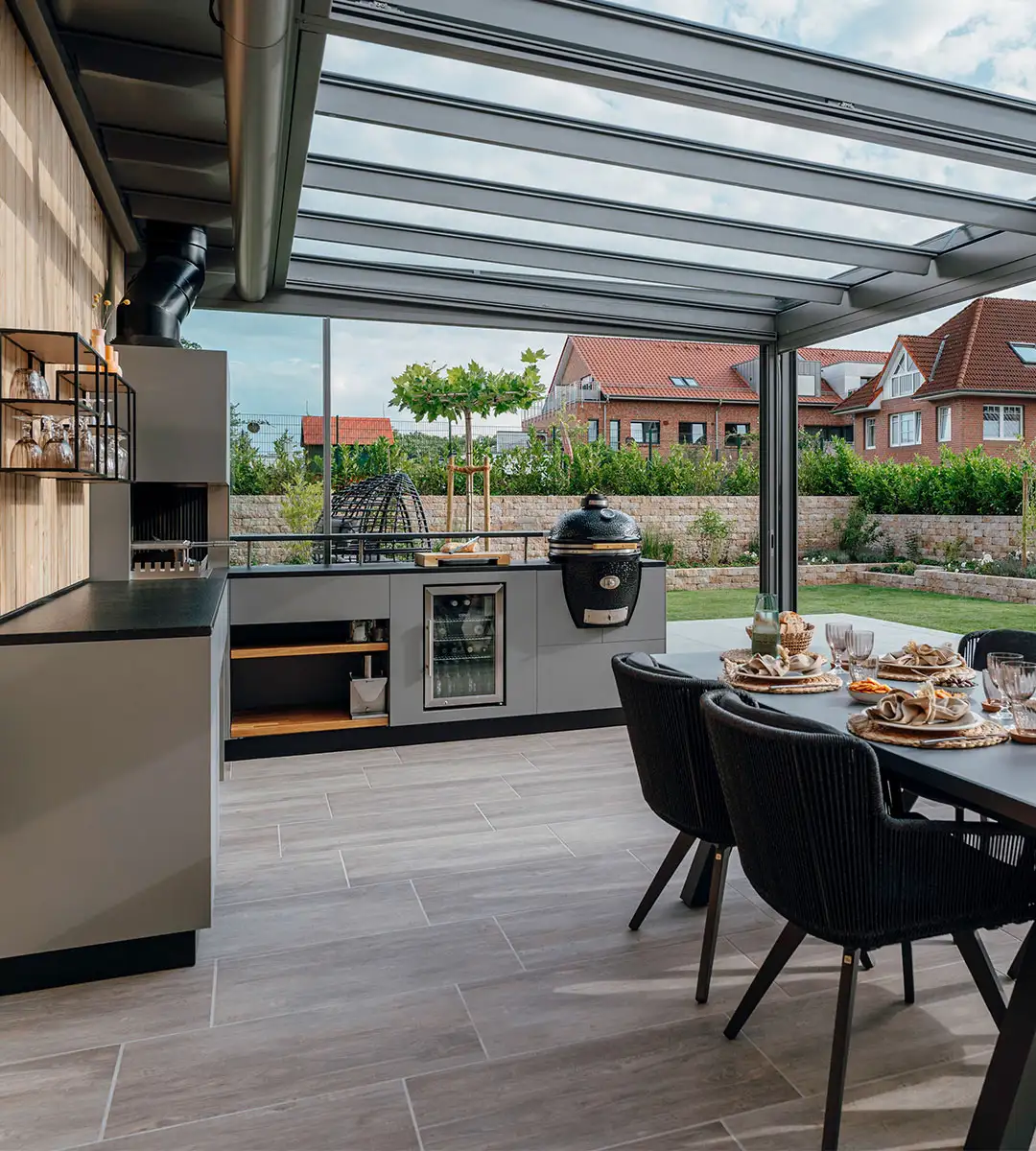 moderne Outdoorküche mit Blick in den Garten