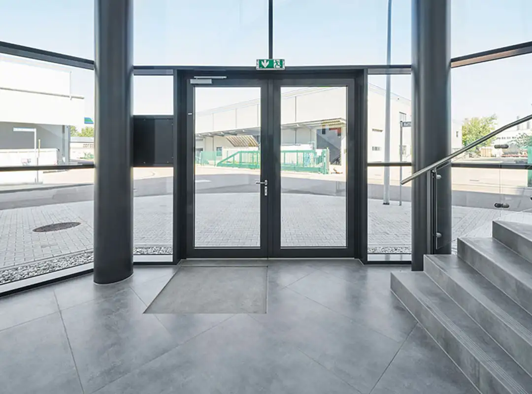 heroal Panik Tür verbaut in einem verglasten Eingang