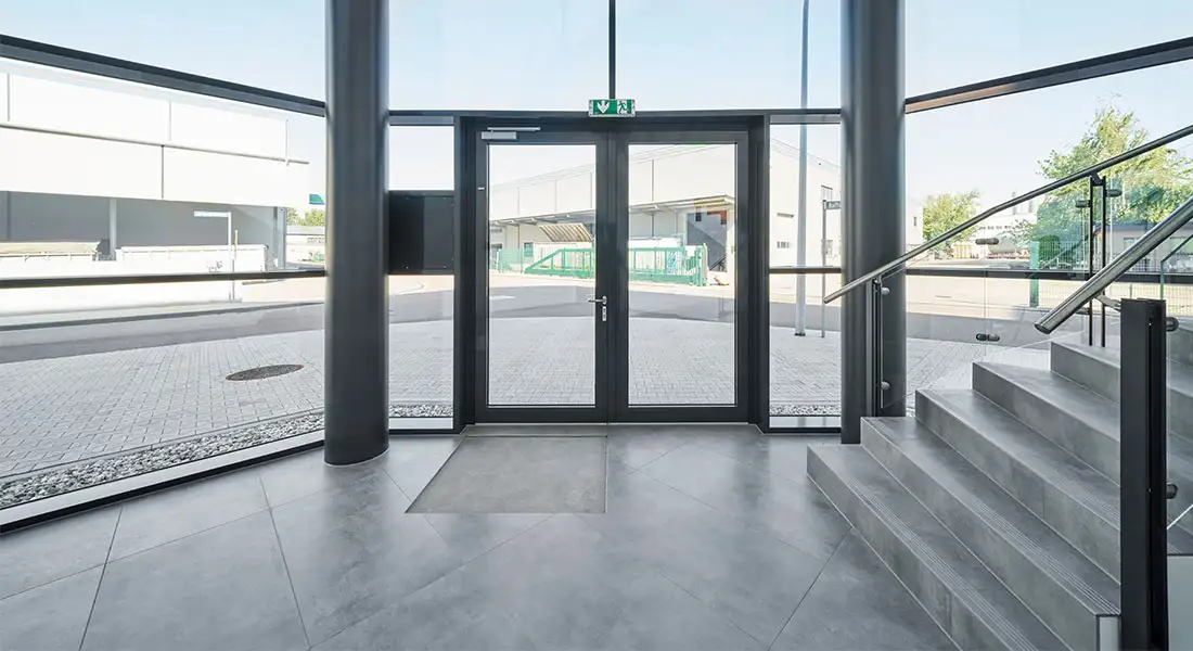 heroal Panik Tür verbaut in einem verglasten Eingang