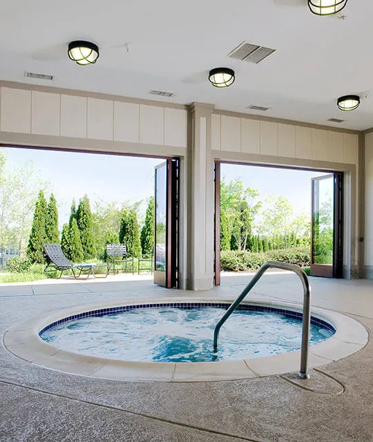 Solarlux zwembadbeglazing bij rond zwembad