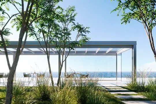 Terrasoverkapping op het strand met uitzicht op zee