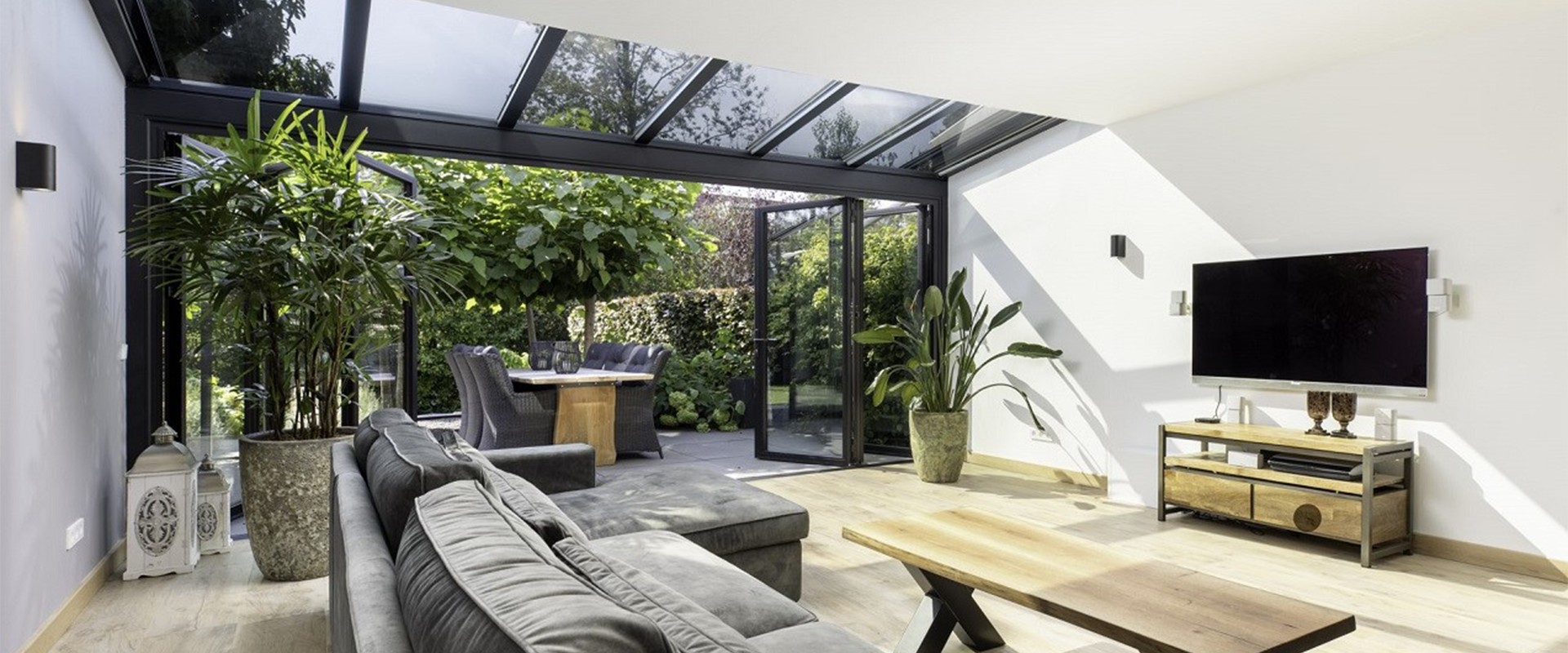 Véranda en verre Extension avec transition vers le jardin