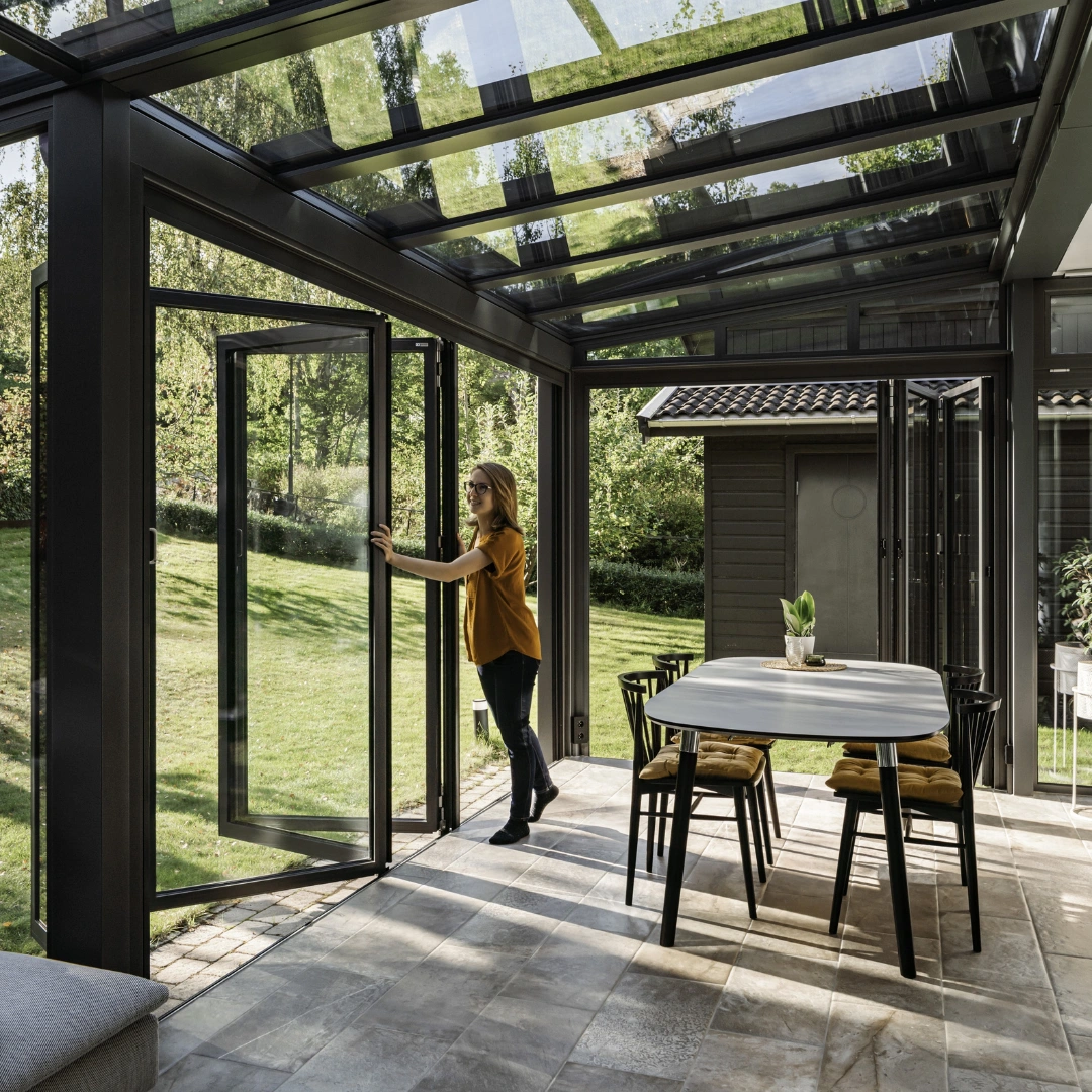 SDL Akzent Plus varmeisoleret vinterhave med foldedøre som åbner ud til have.