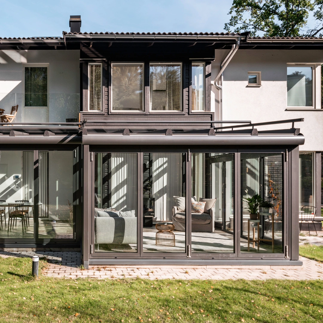 SDL Akzent Plus varmeisoleret vinterhave med konstruktion af aluminium og varmeisoleret glastag og vægge samt foldedør.