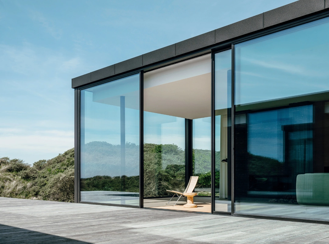 Skydedør til terrassen skaber et smukt og funktionelt rum i naturligt lys