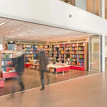 Geopende glazen vouwwand SL 45 van een boekhandel
