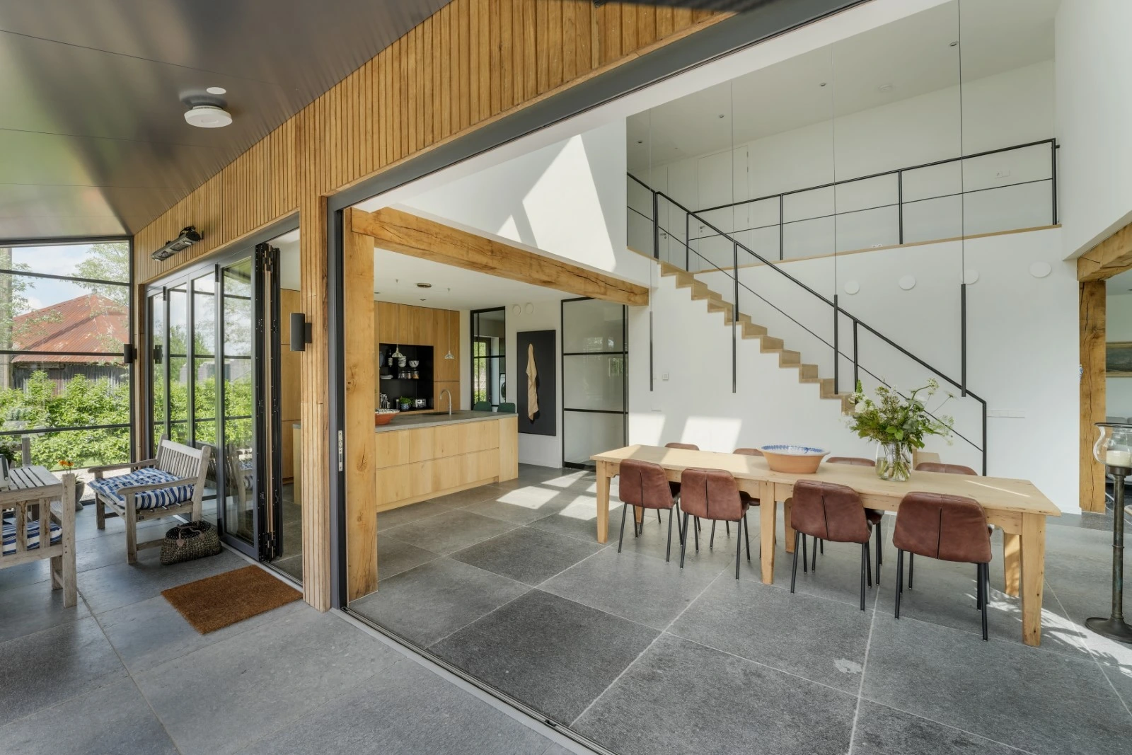 Solarlux combiline vouwwanden verbinden binnen met buiten bij dit project in de omgeving Utrecht