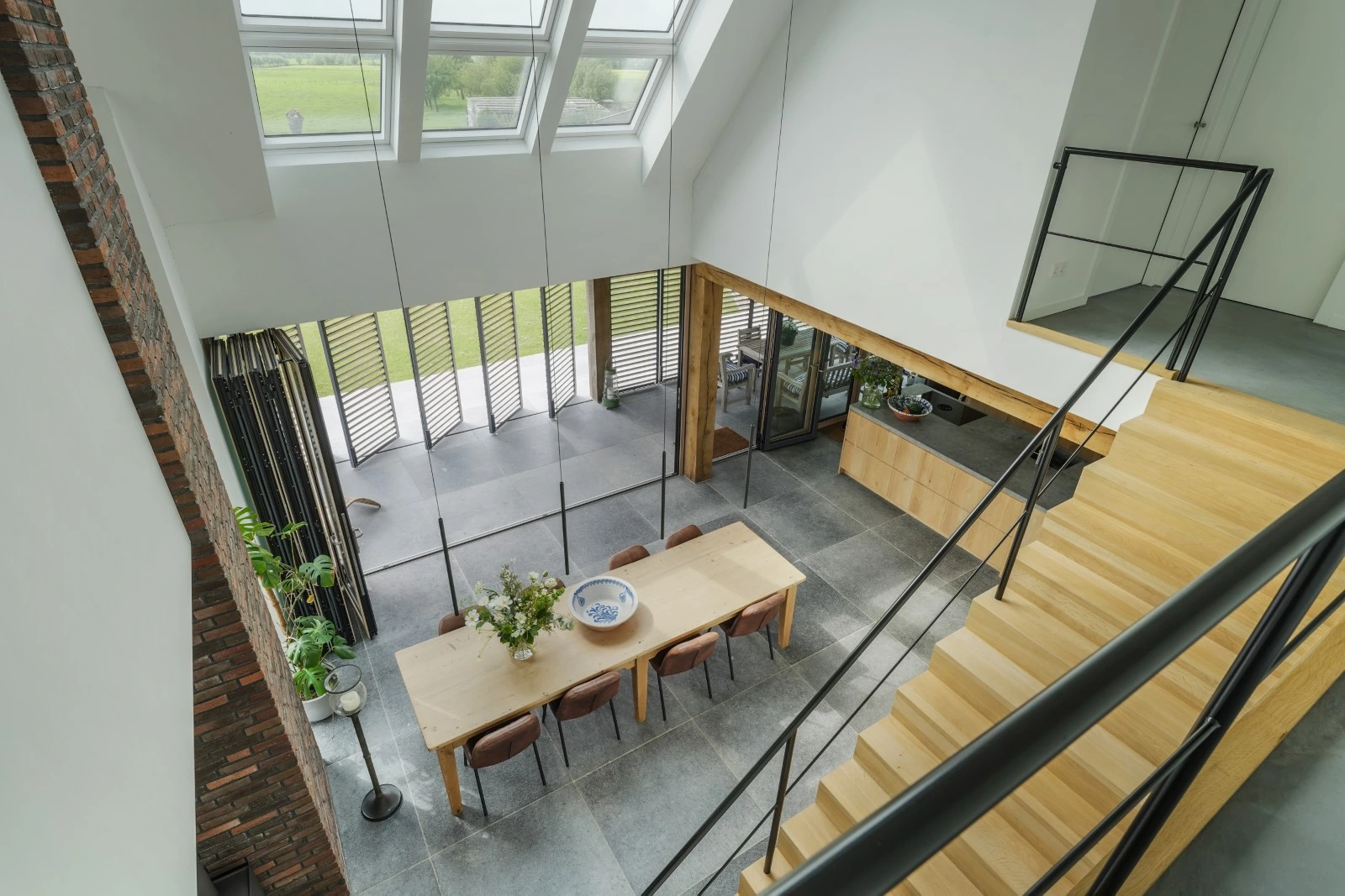 Solarlux combiline vouwwanden met houten profielen van binnen en aluminium afdeklaag aan de buitenzijde