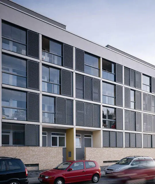 Modern gebouw met veel glazen balkons