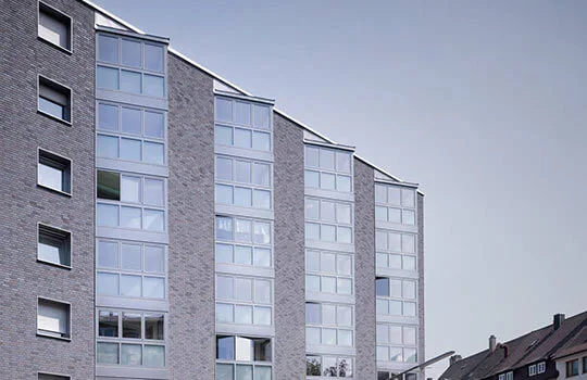 Gebouw met vier grote glazen balkongevels