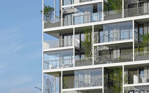 Fasad med inglasade balkonger i bostadsprojektet Stories i Amsterdam. 