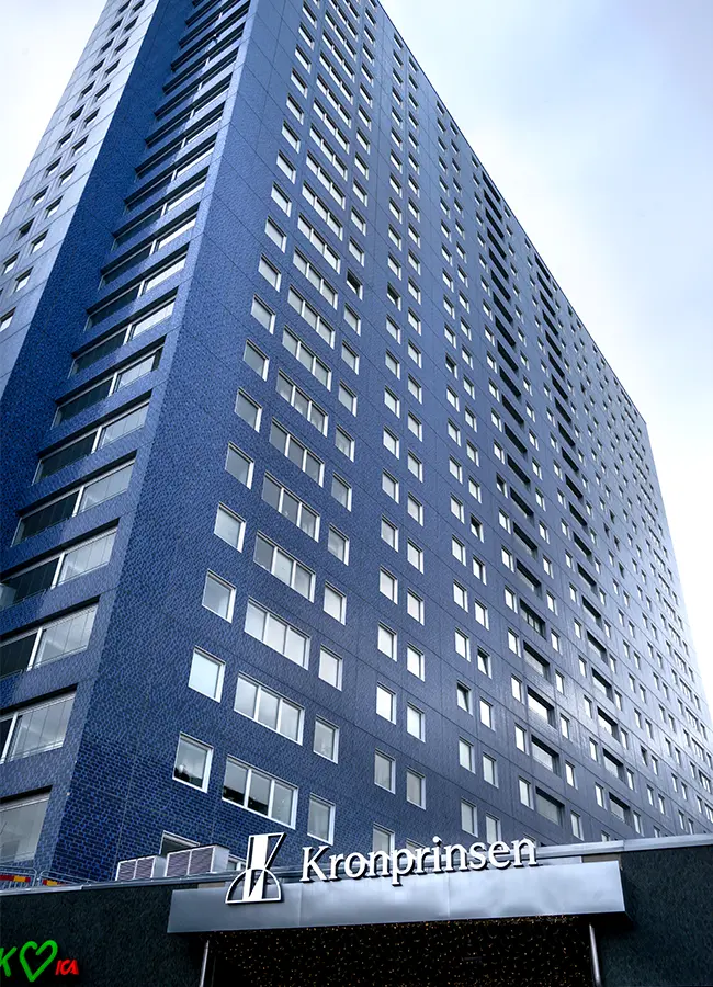 Indgang til boligtårnet Kronprinsen, fotograferet nedefra. 