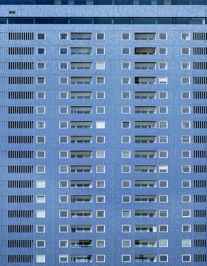 Billedet viser den renoverede østlige facade på boligtårnet Kronprinsen i Malmø.