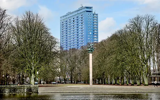 Bostadstornet Kronprinsen i Malmö intill stadspark och damm. 