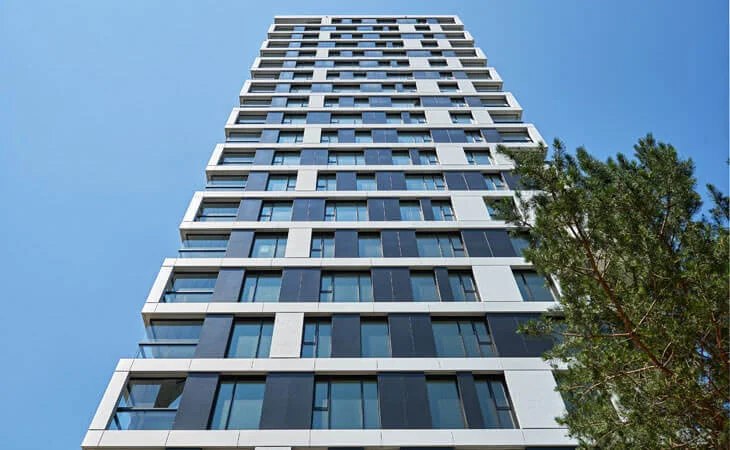 Skytower Stuttgart met glazen balkons van Solarlux voor modern comfort en uitzicht.