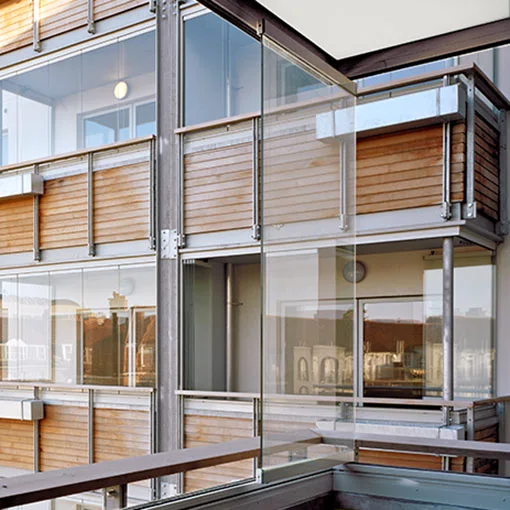 Geopende balkonbeglazing SL 25 geïnstalleerd in het gebouw