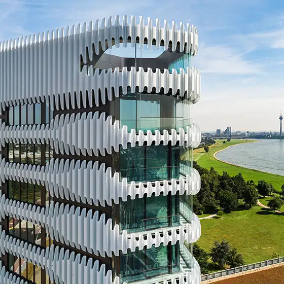 Büroturm mit Balkonverglasung