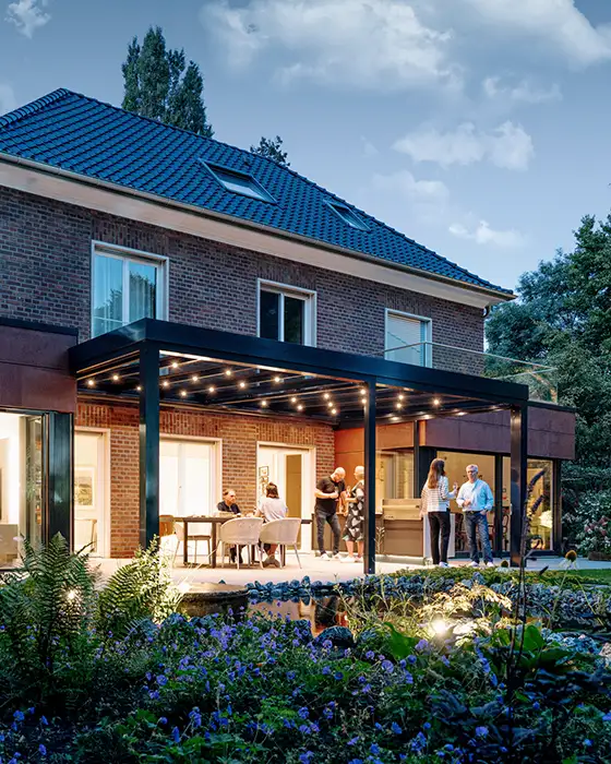 Outdoor Empfang mit Gästen unterm Terrassendach