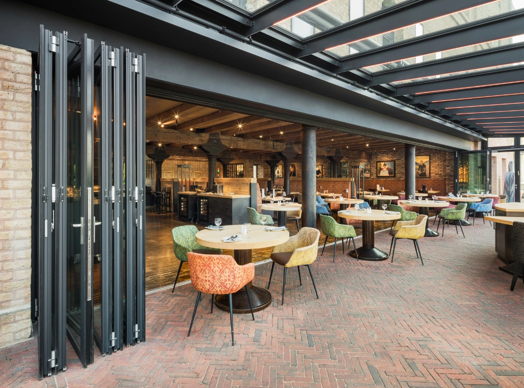 Foldevægge fra Solarlux skaber et smukt og funktionelt rum i naturligt lys