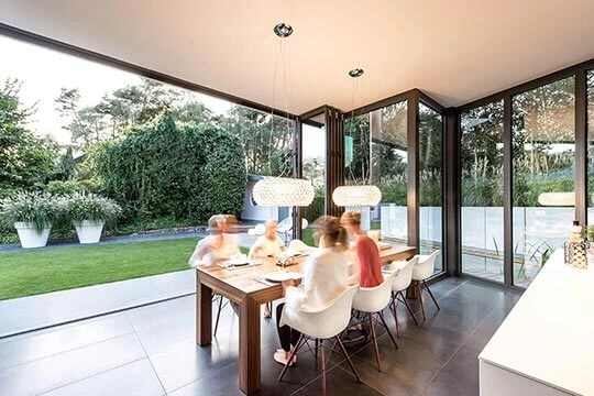 Solarlux glazen vouwwand Highline voor maximale transparantie en elegante woonuitbreidingen