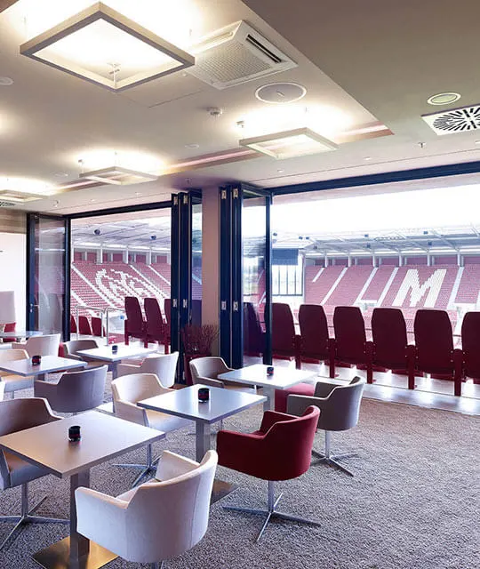 De logeruimte van 1. FSV Mainz 05 is uitgerust met SL 81 glazen vouwwanden