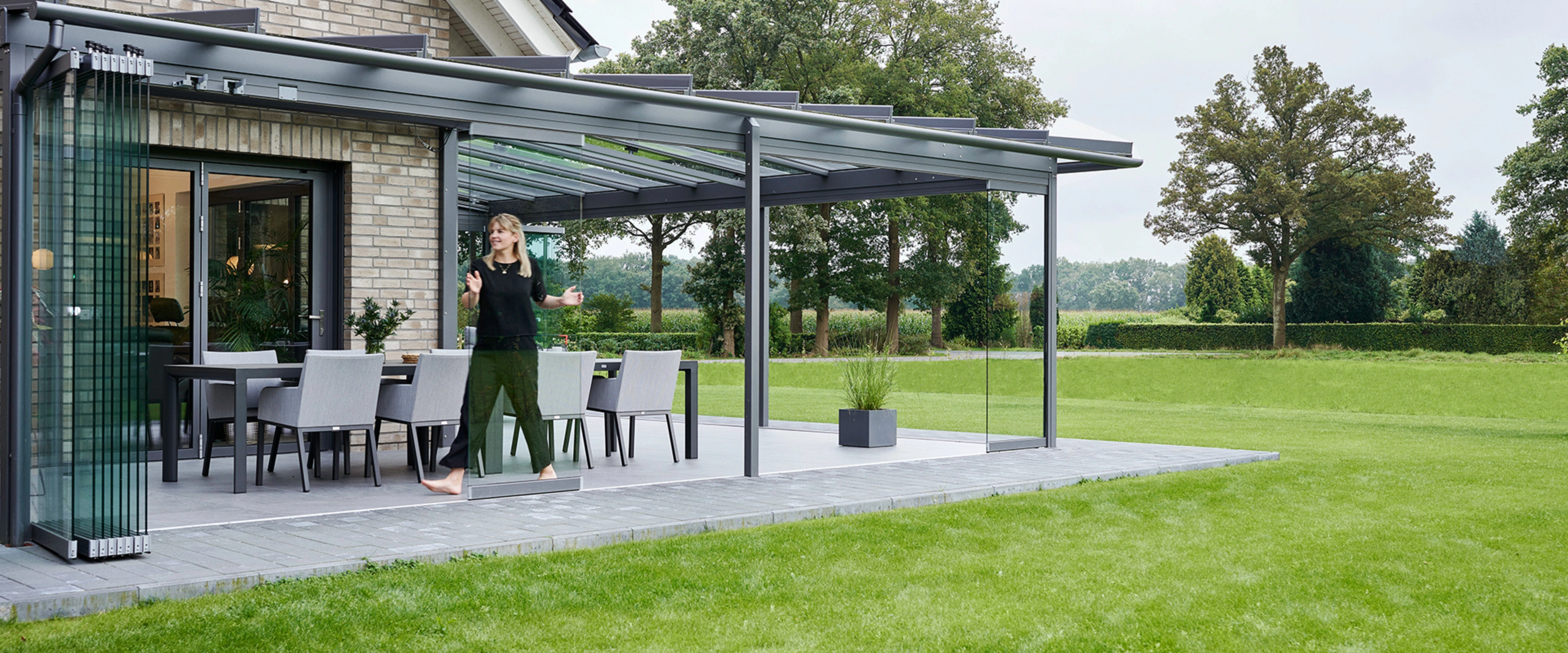 Stor udestue med skydedøre i glas.